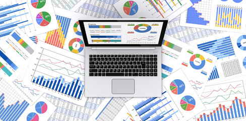 ノートパソコンとビジネス資料