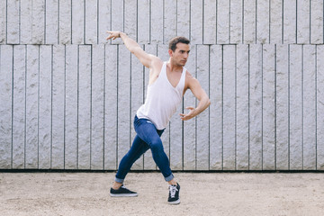 Obraz premium male dancer on casual clothes performing on the street