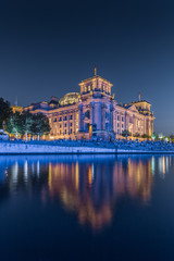 Naklejka premium Reichstag berliński ze Szprewą o zmierzchu, centralny Berlin Mitte, Niemcy