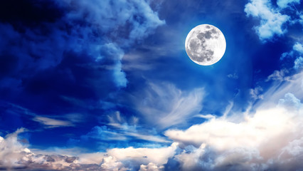 Wunderschöner blauer Himmel mit Wolken und Mond