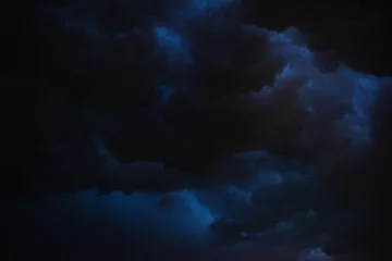 Selbstklebende Fototapete Nacht Dunkler Himmel und schwarze Wolken in der Nacht, dunkler Sturm und regnerisch in der Nacht