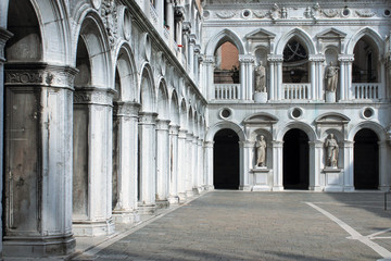 Fototapeta na wymiar Portico colonnato ducale interno