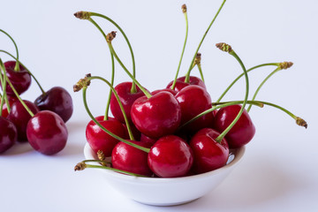 Obraz na płótnie Canvas Red Cherries in a bowl