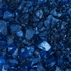 Surface coated with colored salt crystals