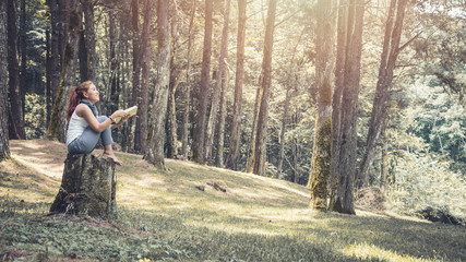 Obraz premium Woman relaxing reading in park. holiday