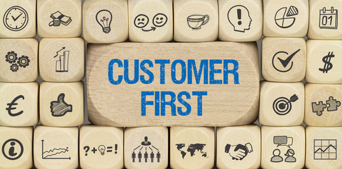 Customer First / Würfel mit Symbole