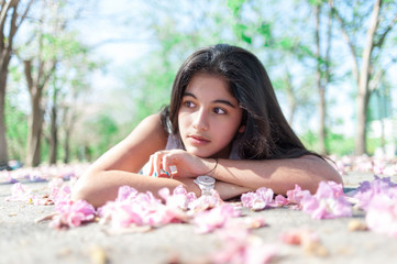 Obraz na płótnie Canvas Beautiful teenager girl relaxing in the garden