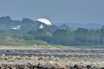 Le Radôme de Pleumeur-Bodou vu depuis l'île Grande en Bretagne. Lieu de la première transmission...
