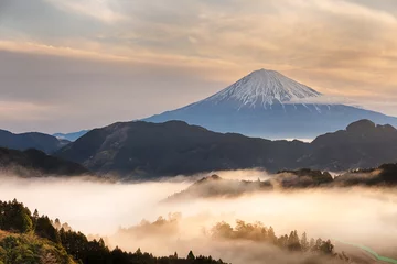 Papier Peint photo autocollant Mont Fuji Montagne fuji san au lever du soleil avec brouillard