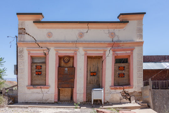 Condemned Building With Cracks And Signs