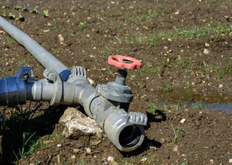Wasserleitung mit Hahn zu bewässern der Felder 