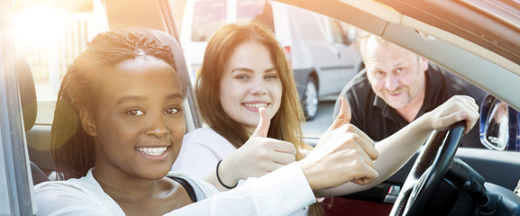 banner Fahrschülerinnen im Auto motivieren mit Flares