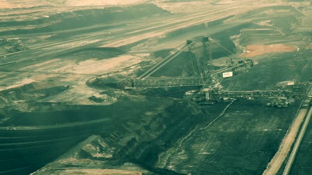 Braunkohle Tagebau Inden Maschinen im Betrieb in Braunkohlerevier Landschaft 