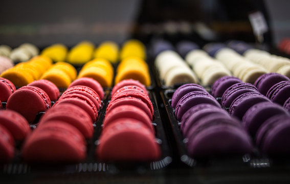 Ricos macarrons en la vitrina