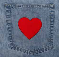 Rotes Herz auf Jeanshose
