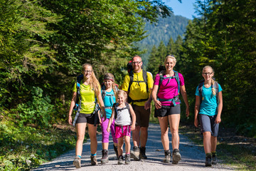 Familie mit vier Kindern beim Wandern in den Bergen