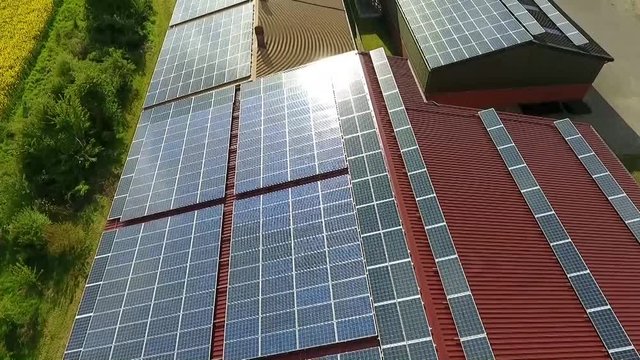 Photovoltaik auf landwirtschaftlichen Geb&auml;uden, &Uuml;berflug - Vogelperspektive