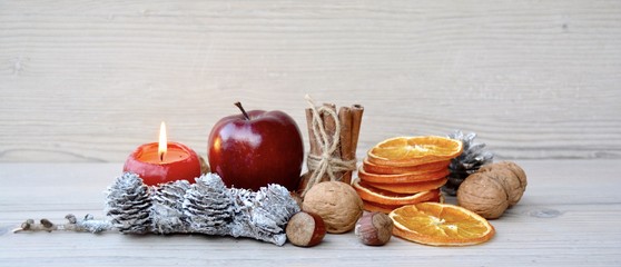 Weihnachtskarte - rote Kerze mit Apfel und Orangenscheiben 
