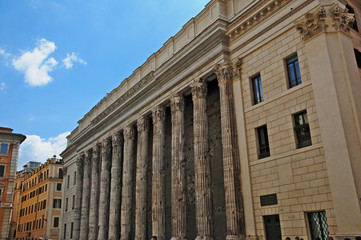 Roma, piazza di Pietra e tempio di Adriano