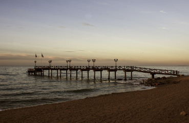 Obraz premium hermoso amanecer en la costa de Marbella, Andalucía