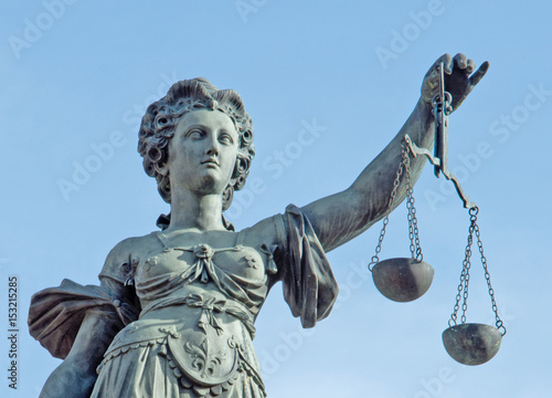 Justitia Halskette Sterlingsilber - Waage Der Gerechtigkeit Mit Lebensbaum