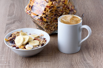 Kaffe mit Müsli auf einem Holzuntergrund