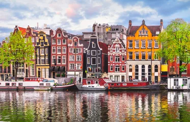 Vlies Fototapete Amsterdam Amsterdam Niederlande tanzende Häuser über dem Wahrzeichen des Flusses Amstel