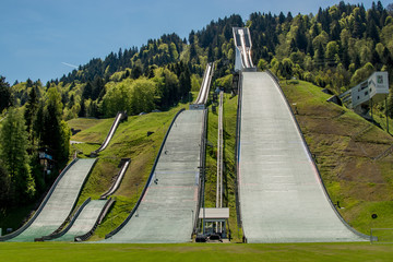 Skisprungschanze in Garmisch-Partenkirchen im Frühling