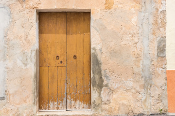 Alte Haustür Holz Braun Hell und Vintage Mauer