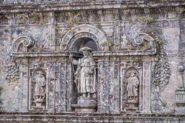 Obraz premium Spain, Santiago. Statuary near Place Literarios.