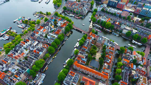 Vue aérienne de la tour Montelbaanstoren et des canaux du centre ville d'Amsterdam, Hollande