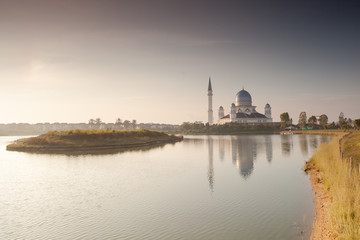Naklejka premium Sunrise View of Beautiful Mosque with Reflection