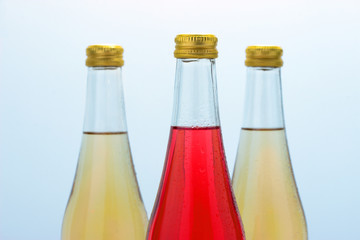 Бутылки с безалкогольными напитками,крупный план