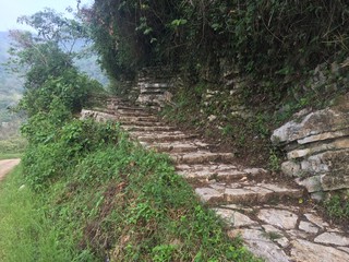Escaleras, escalones de piedra