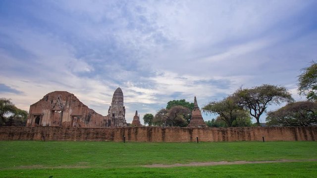 4k day to night Time-lapse of Ruins of Wat Ratcha Burana temple in Ayutthaya historical park, Thailand