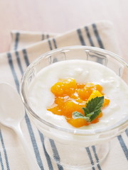 ジャムをのせたヨーグルト