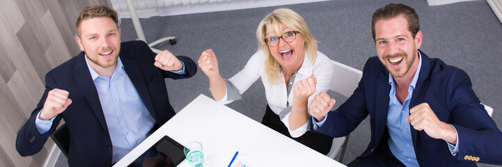 jubelnde geschäftsleute