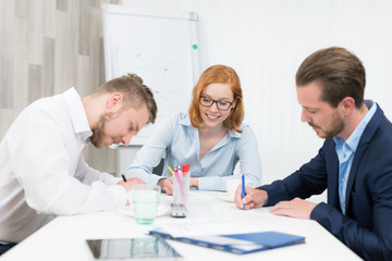 Obraz premium mitarbeiter bei der weiterbildung