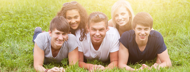 freunde liegen zusammen im gras