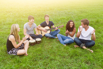 freunde machen gemeinsam musik