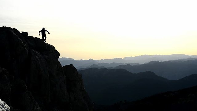 cesur dağcının kayalıklarda tehlikeli hareketleri