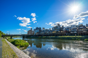 Naklejka premium Letnia podłoga Kyoto Kamogawa