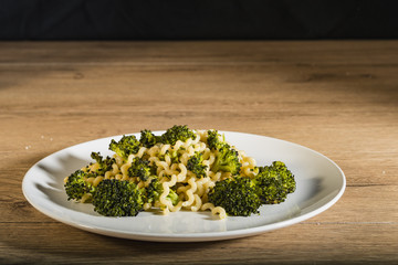 piatto pasta lunga con broccoli dal basso