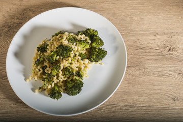 piatto pasta lunga con broccoli dall'alto