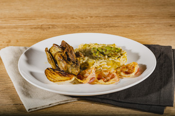 piccione arrosto con risotto asparagi verdi e cipolla bianca e pancetta da sopra.jpg