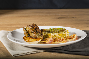 piccione arrosto con risotto asparagi verdi e cipolla bianca e pancetta dal basso.jpg