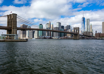Fototapeta premium Panoramę Manhattanu i Most Brookliński z falami rzeki Hudson