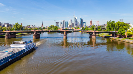 Obraz premium Frankfurt am Main, Ansicht von der Flößerbrücke. Im Vordergrund die Ignatz-Bubis-Brücke. Mai 2017.