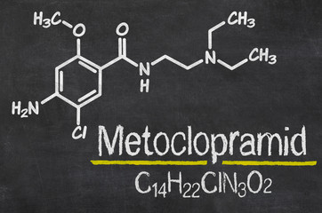 Schiefertafel mit der chemischen Formel von Metoclopramid