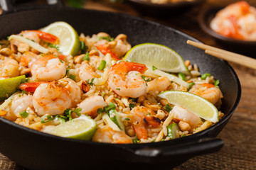 Fried rice with shrimp in Thai.
